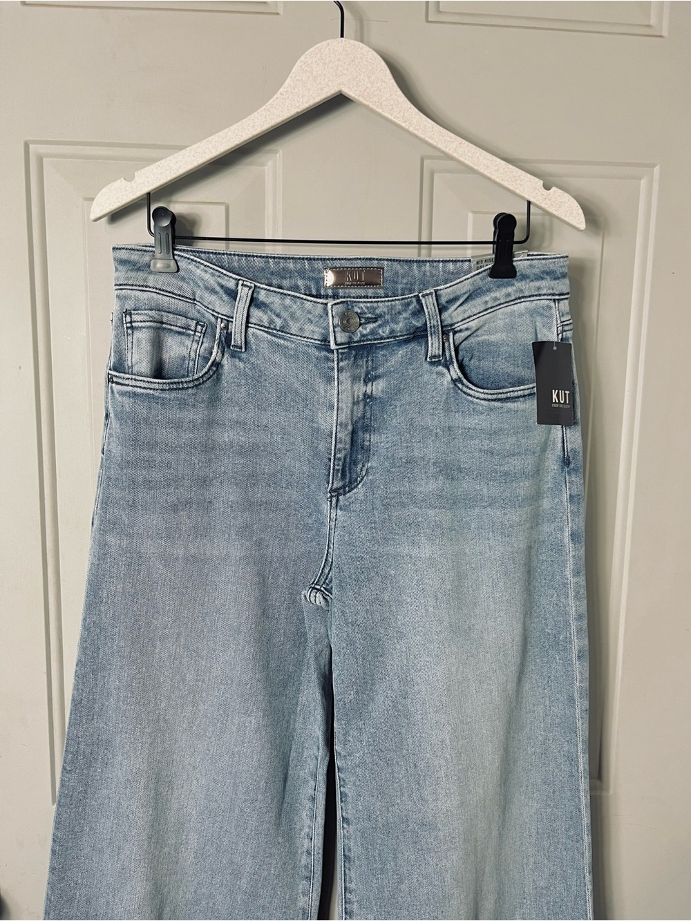 NEW Evereve KUT Goldie Exaggerated Hem Super Flare Famous Wash Jeans size 8 - Picture 3 of 6